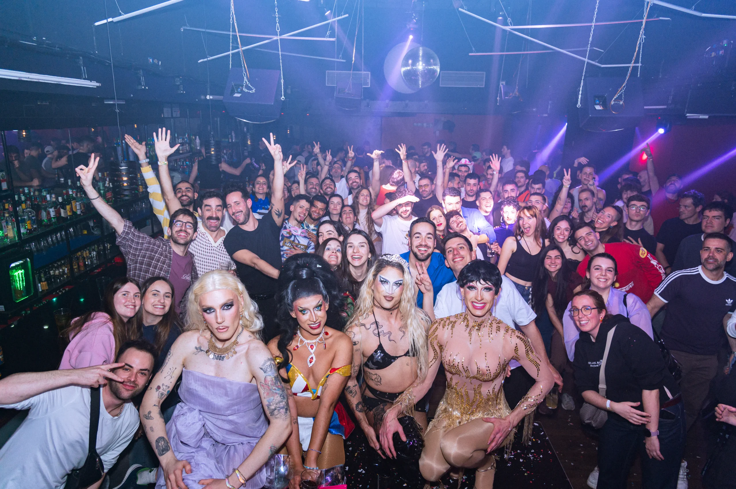 Público disfrutando de un show de Dragalada en un bar del centro de Madrid